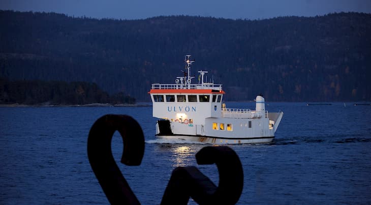 Ulvöbåten M/F Ulvön anländer till Köpmanholmens fiskeläge på kvällen. 