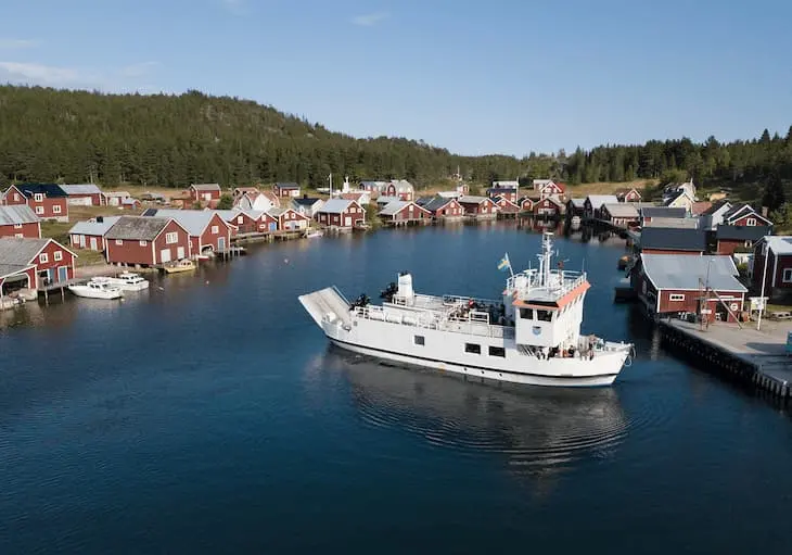 Färjan m/f Ulvön på väg att angöra bryggan i Trysunda fiskeläge.