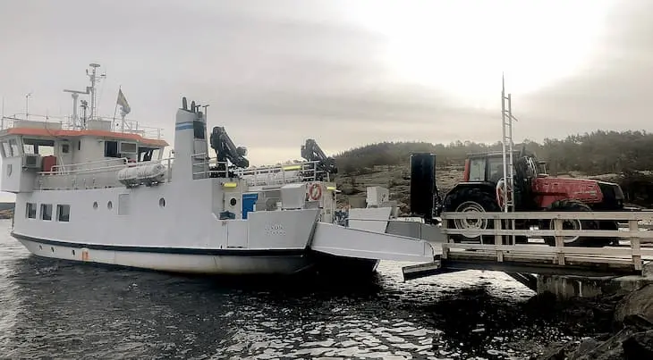 Färjan m/f Ulvön har lagt till vid Bockviken, Trysunda. En traktor är på väg att lossas.