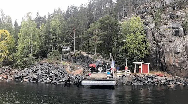 Bilden visar angöringsbryggan i Bockviken på Trysunda. 