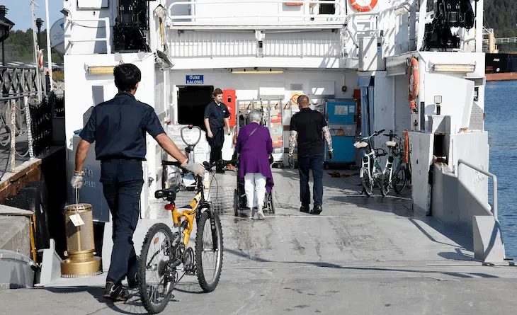 En cykel körs ombord på m/f Ulvön. 