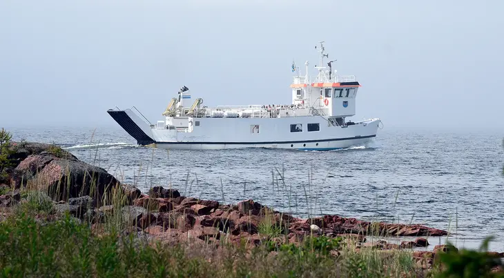 Färjan m/f Ulvön ska strax lägga till vid Fjären på Ulvön. Bilden finns på en sida som handlar om priser. 