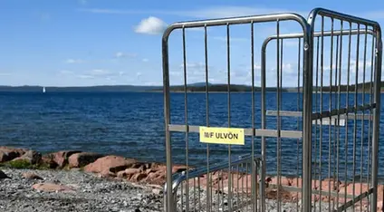 En rullcontainer (häck) vid bryggan i Fjären. Används för frakt av gods. 